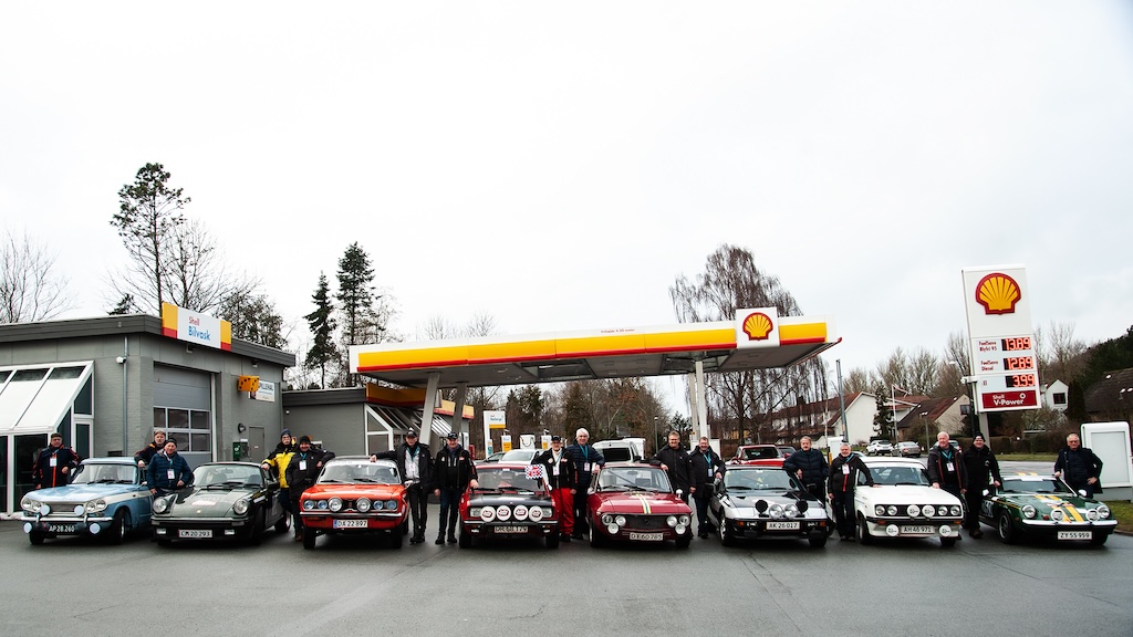 De otte danske deltagere stillede op til fotografering inden de drager videre mod Frankrig.
(Foto: rallypics.dk – Viggo Johansen)
